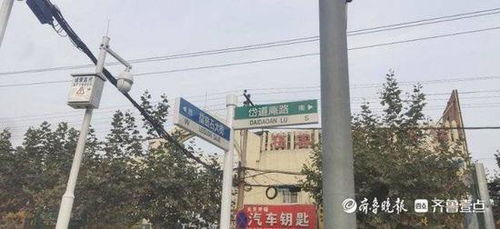擂鼓石大街东段路牌拼音标注错误，市公路局回复 将尽快更换